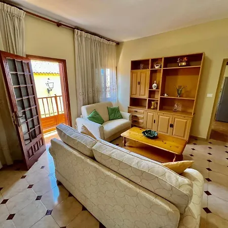 Lovely Spacious In The Center - *